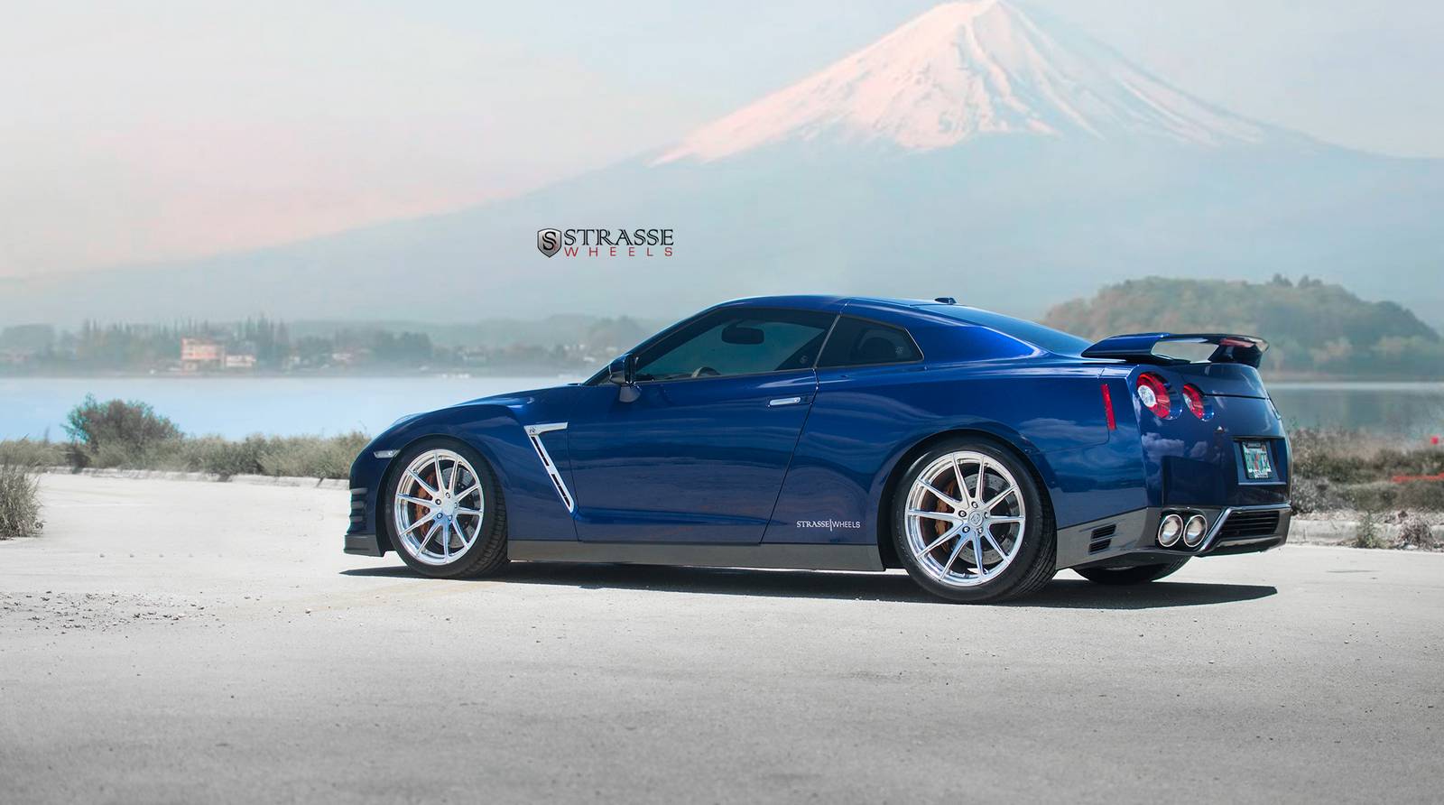 Синий Nissan GT-R на алюминиевых дисках Strasse Wheels